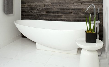 Modern stylized tub with Wallplanks wall.